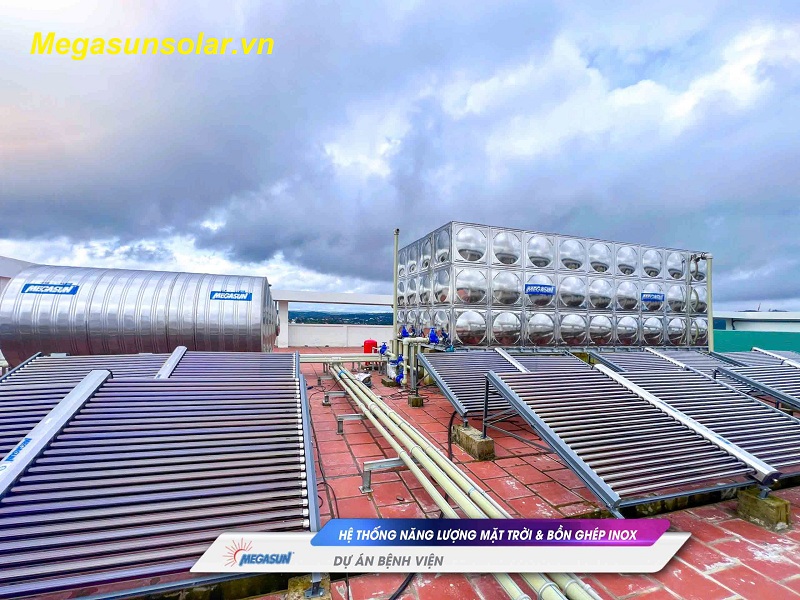 Hệ thống nước nóng năng lượng kết hợp bồn ghép inox là giải pháp lưu trữ nước nóng an toàn, vệ sinh và chịu lực tốt