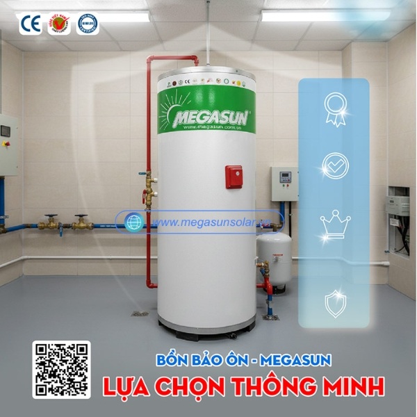 Kỹ thuật viên kiểm tra thông số kỹ thuật khi vận hành thử nghiệm hệ thống